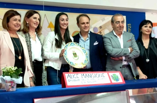 Niscemi. Il sindaco Massimo Conti e l'assessore Pino Stefanini incontrano Alice Mangione, la sprinter niscemese dei 400 metri, 3 volte campionessa nazionale assoluta, 2 volte campionessa nazionale allievi. Ha gareggiato agli Europei ed ai Mondiali